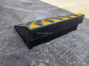 600*300/360/450*100/150/200mm כבל רעיוני מגן, גומי עצמי רמפה עם ערוצים עבור כבלים וצינורות, מדרכה כביש רמפה