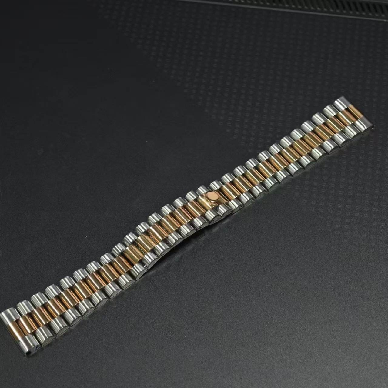 กลางกุหลาบทอง