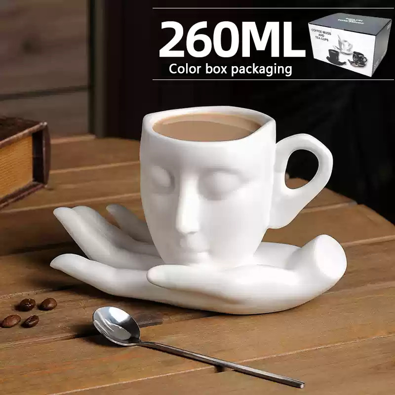 Tasse à main blanche avec cuillère