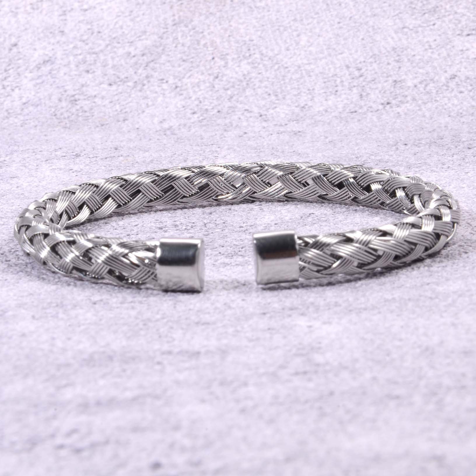 Steel-colored mesh wire rope