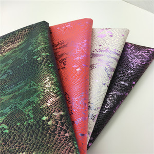 Colores Shimmer serpiente piel de pitón 0,9mm en relieve sintético Artificial metálico PU tela de cuero para bolsos hacer billetera