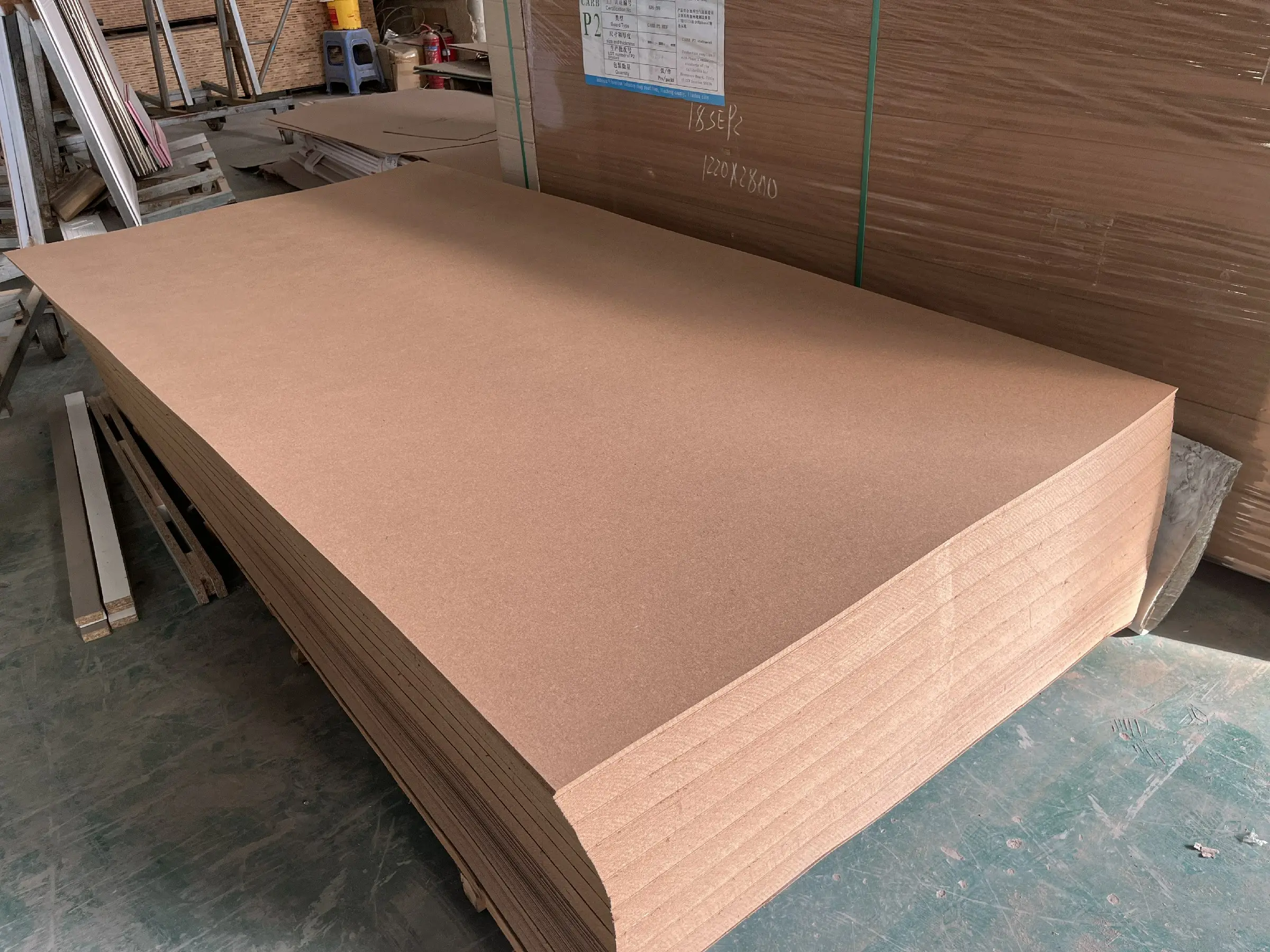 Panneau MDF en mélamine de bois 18mm-Une planche de bois naturelle et élégante pour meubles et revêtements muraux