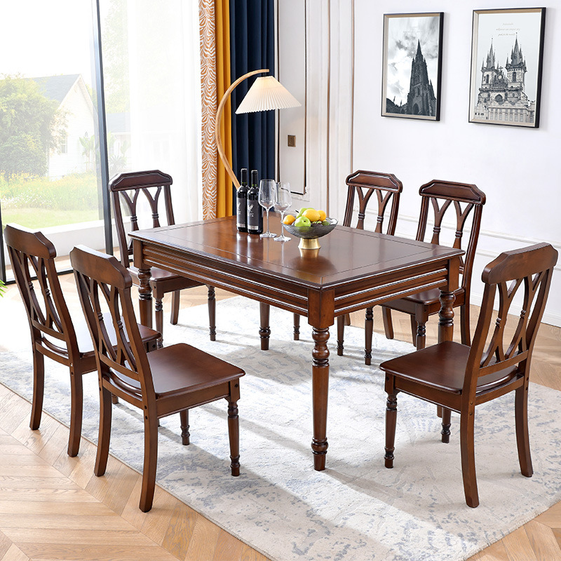 Una mesa y cuatro sillas.