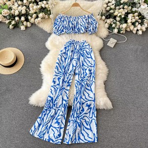 ชุดสองชิ้นกางเกงเอวสูงและขากว้างพิมพ์ลายเสื้อพิมพ์ลายเปิดไหล่หนึ่ง - Product Image 1