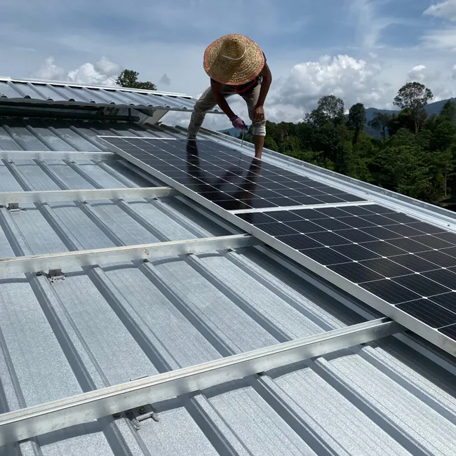 Bastidores de montaje fotovoltaico personalizados, abrazadera de montaje de panel solar para techo de estaño con costura de pie, soporte de techo de metal