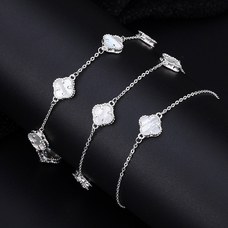 Bracciale in argento bianco con cinque fiori