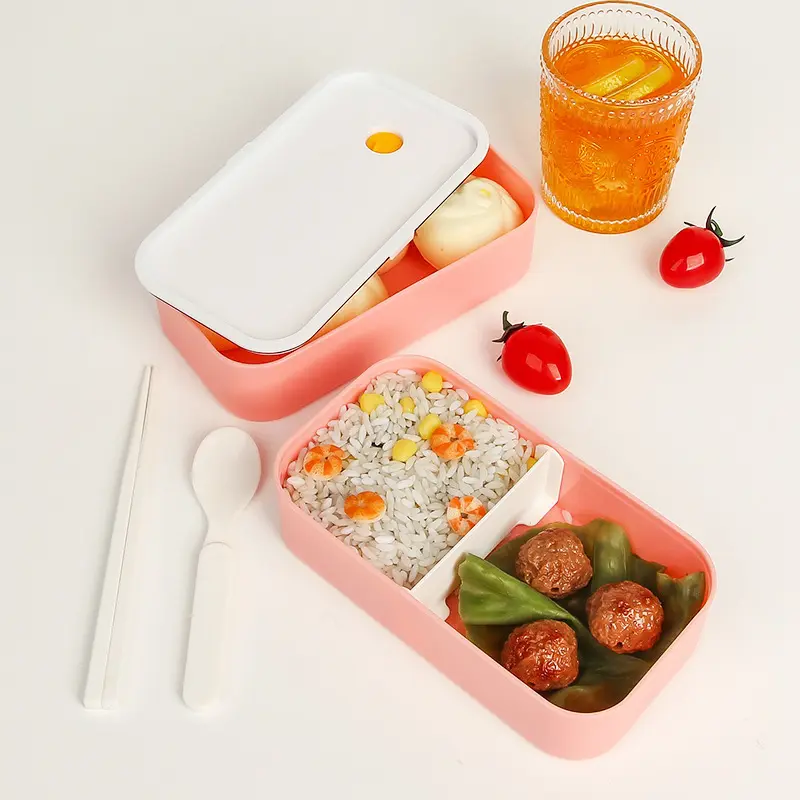 Пластиковый контейнер для еды с ложкой и вилкой