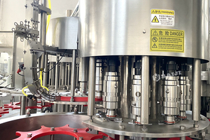 Prezzo di fabbrica automatico 2L bottiglia di Pet artigianale birra isobarico macchina di riempimento impianto di lavorazione