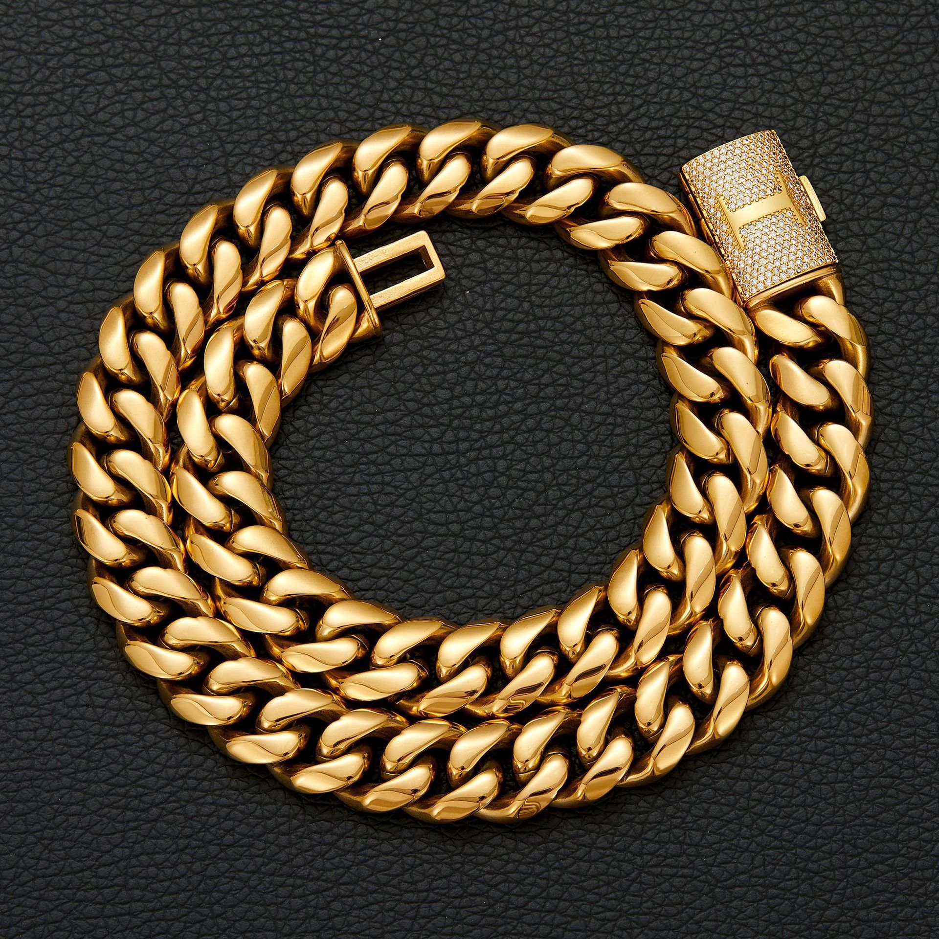 Hebilla dorada con letra I