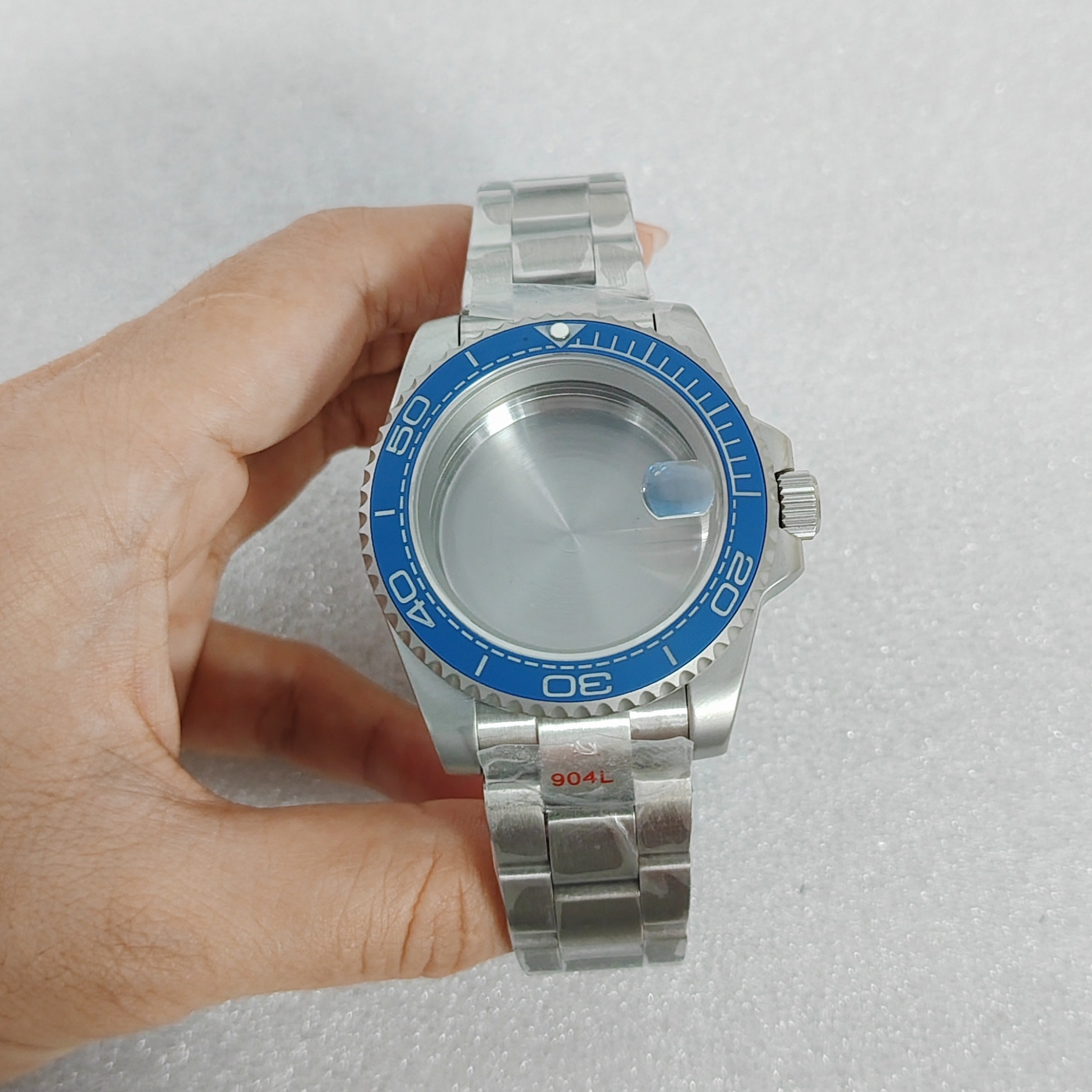 Cercle bleu avec loupe de texte blanc