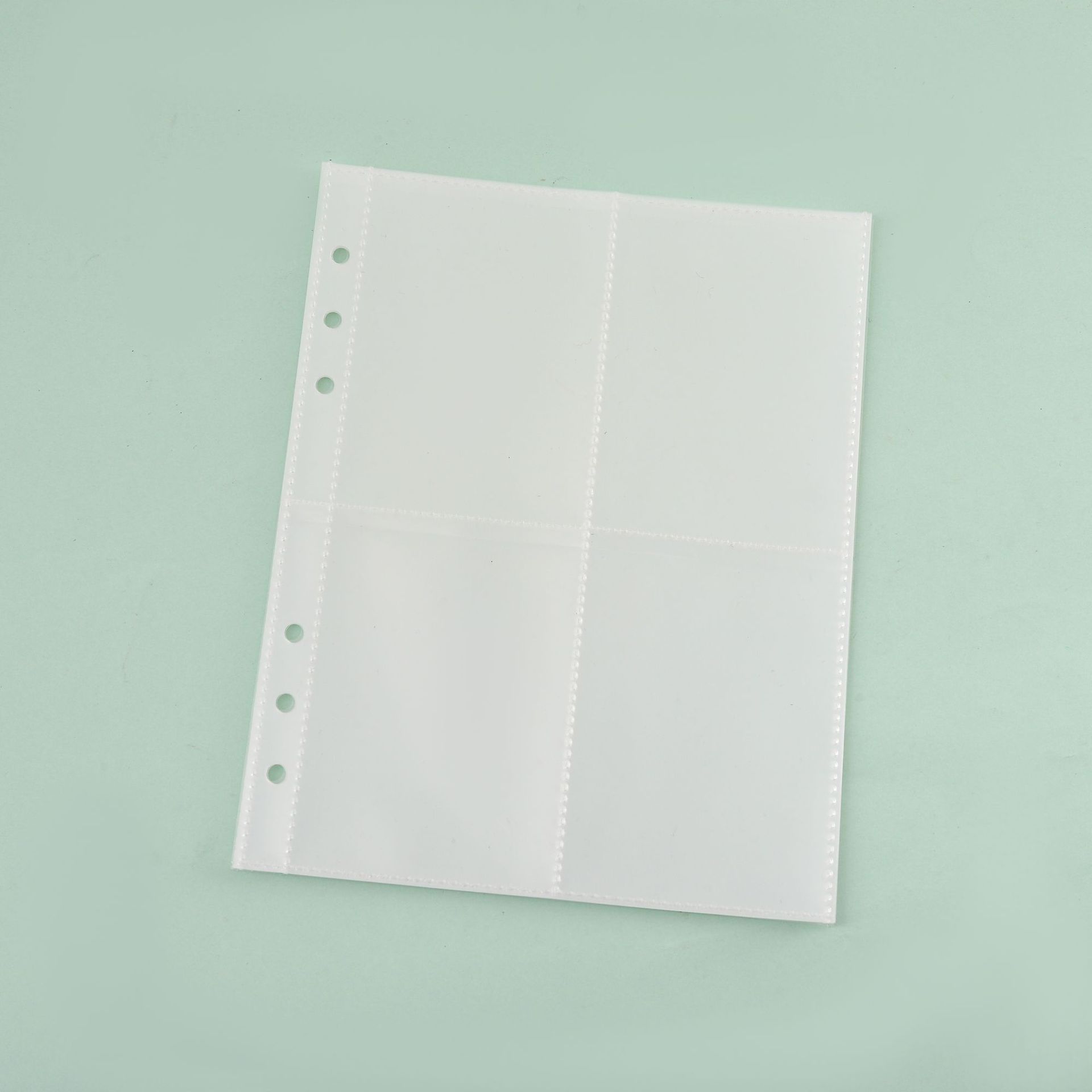 10 pages intérieures transparentes à 4 emplacements.