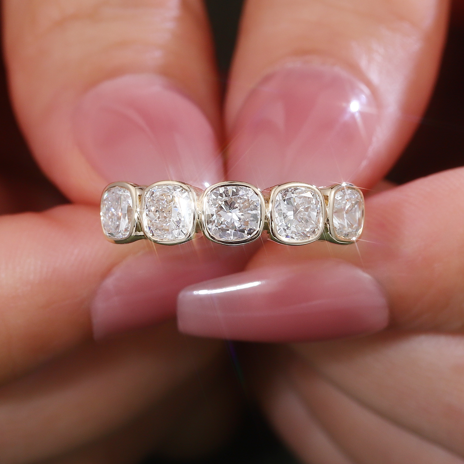 Anillo de oro macizo de 10k con diamante de laboratorio