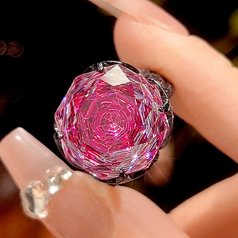Anillo ajustable en oro negro y rojo rosado.