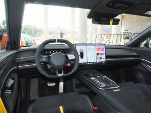 <span class=keywords><strong>2025</strong></span> Xiao Mi SU7ウルトラ世界最速の車、210km/h、1548馬力、630km純粋な電気レンジ