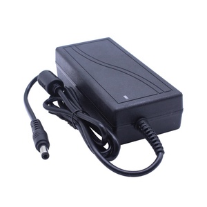 Ventas directas de fábrica 110V/220V Entrada 12V 5A Salida UE/EE. UU. Enchufe 12V Adaptador de corriente de escritorio