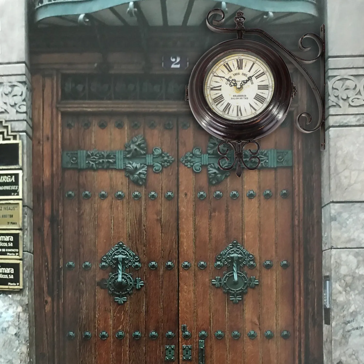 Elegante reloj de estación de tren de jardín al aire libre antiguo vintage con número romano