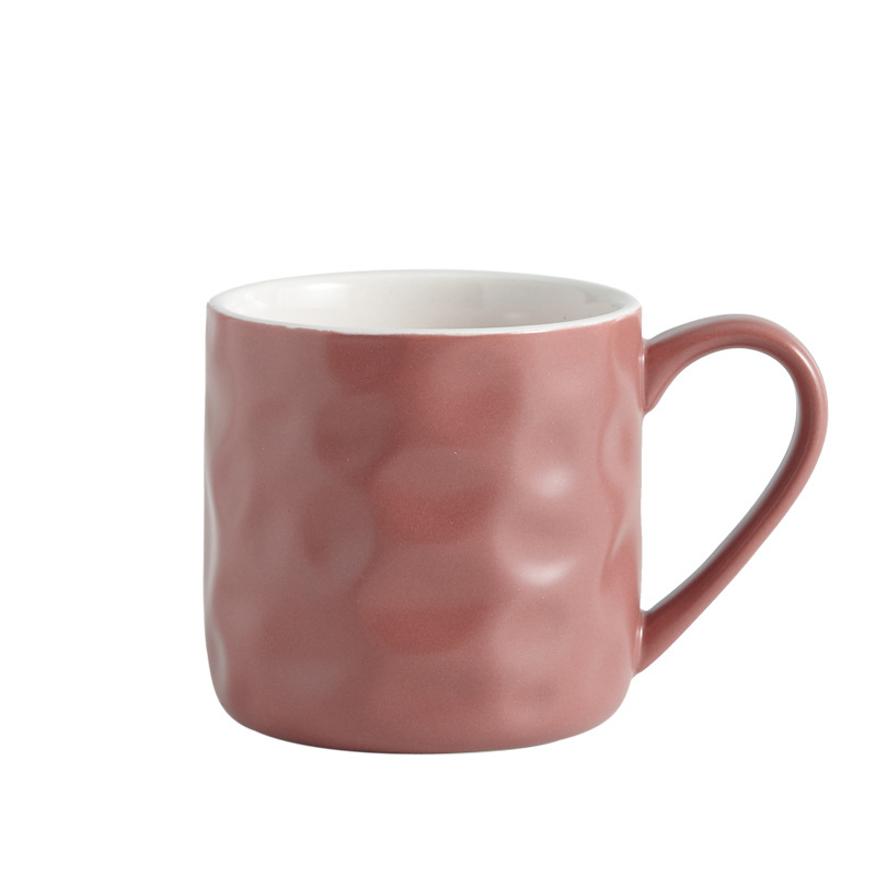 Tasse individuelle à motif de pierres colorées beige et violet.