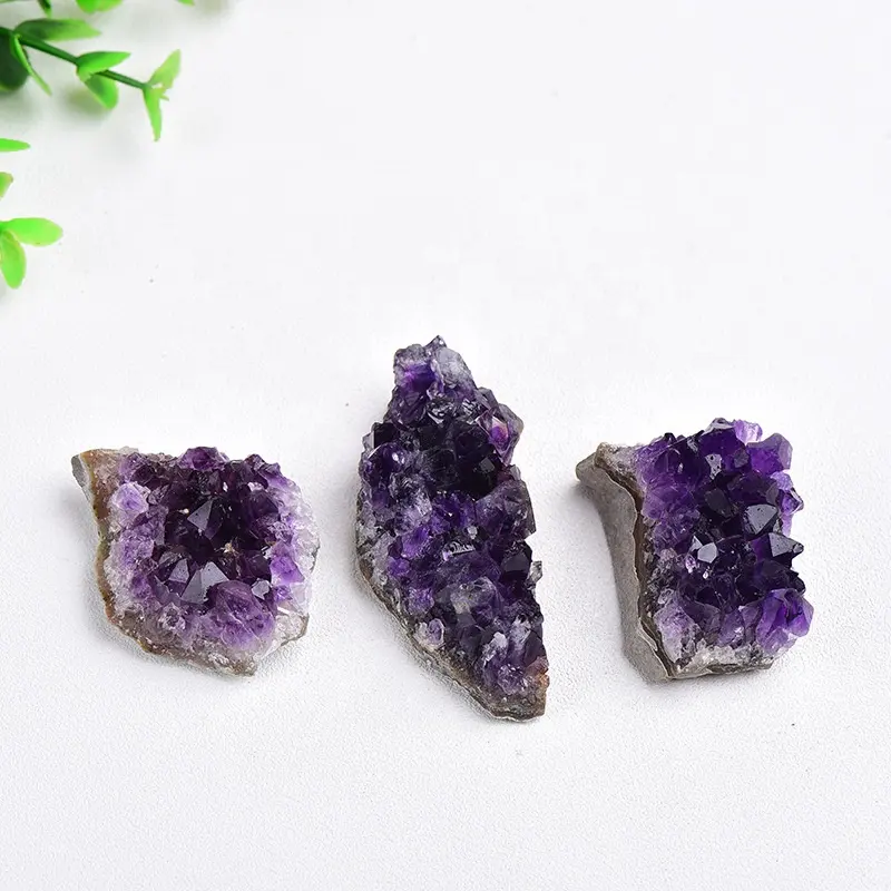 2024 vente en gros de pierres de guérison en cristal naturel de haute qualité pièces géode grappes d'améthyste violet foncé brut pour la décoration