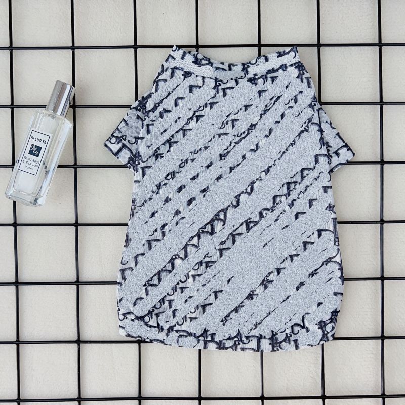 Black and white short-sleeved T-shirt