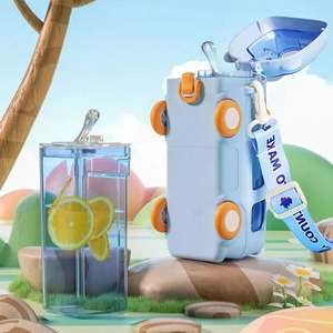2025 חם מכירת אוטובוס בצורת קש פלסטיק צעצוע גביע רצועה ניידת רצועת כתף ילדים בית הספר התינוק בקבוק מים נחמד