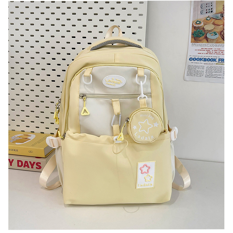 Le jaune est livré avec un petit sac