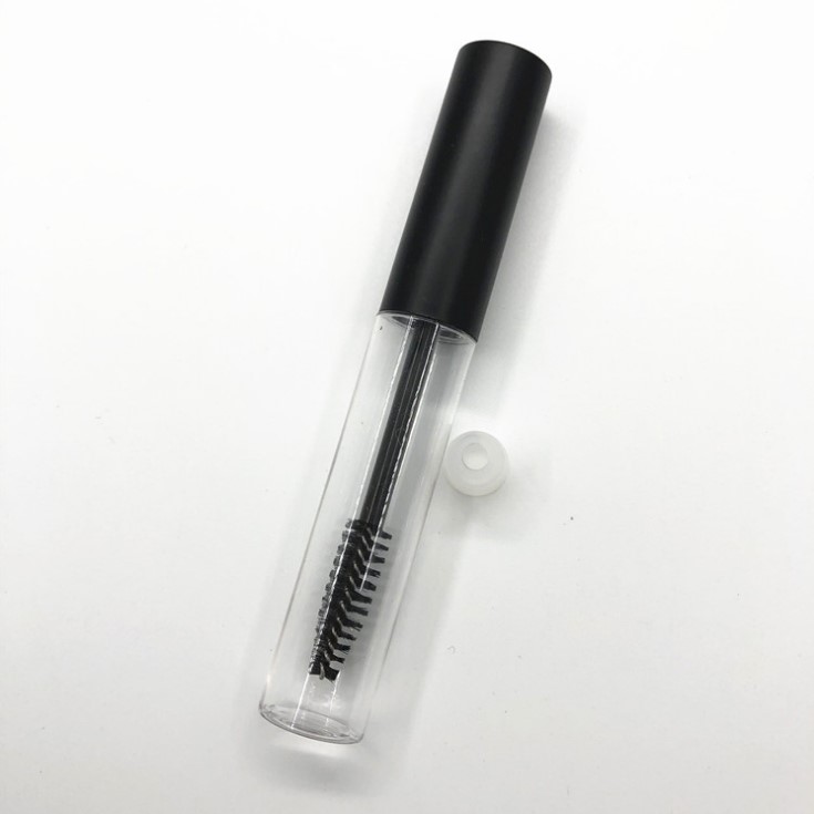 Tube mascara avec dessus noir mat