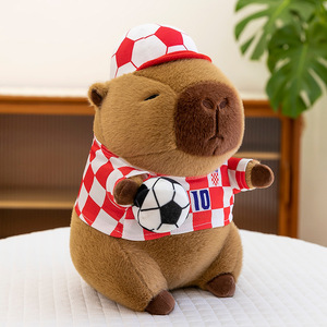 Yaratıcı futbol bebek Capibara hayvan bebek sevimli sevimli dekoratif süs Capibara hayvan çocuk oyuncak peluş bebek