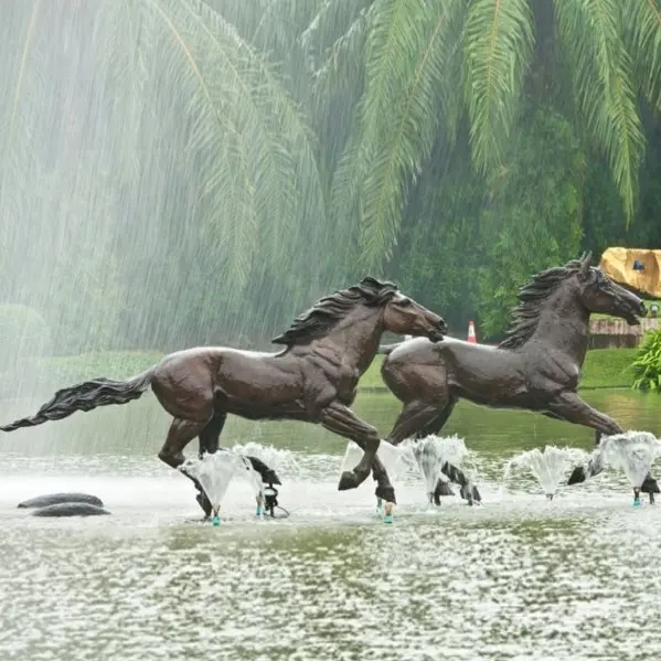 Decorazione del giardino all'aperto scultura di statua di cavallo in bronzo a grandezza naturale animale in ottone scultura in vendita