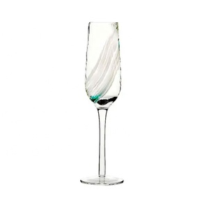 Fabrika toptan Modern stil çizgili Goblets kurşunsuz kristal yapay üflemeli mavi ve beyaz çizgili şarap şampanya kadehi