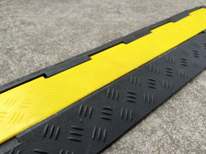 באיכות גבוהה pvc כבל מגן מגב גומי בטיחות הכביש 2/3/5 ערוץ מהירות הדבשת - Product Image 4