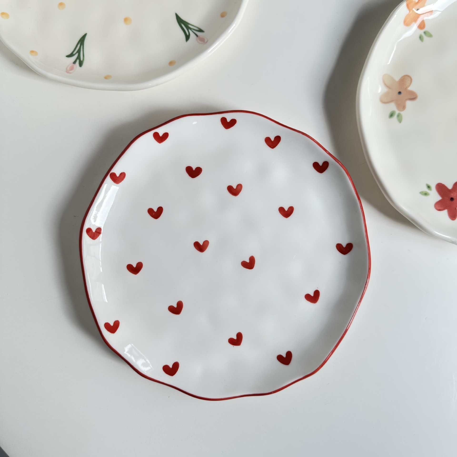 Plato de 8 pulgadas con diseño de mano apretada - Amor rojo