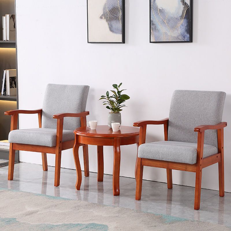 Une table, deux chaises, une table d'appoint ronde, couleur bégonia