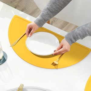 餐厅餐厅用圆形防水硅胶厨房桌垫套装个人用餐餐垫和杯垫 - Product Image 1