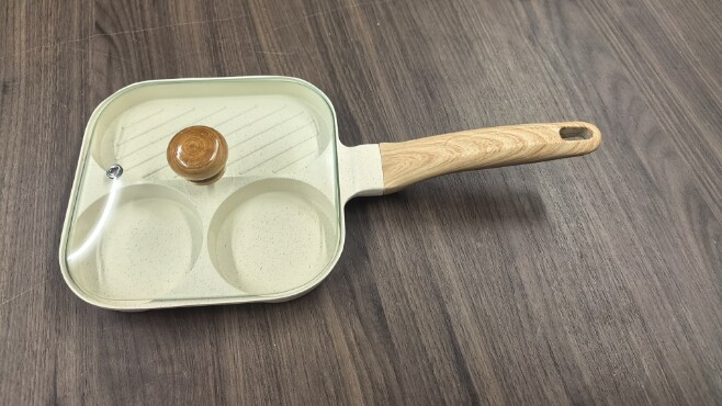 Poêle à frire beige trois trous-couvercle en verre-spatule-brosse à huile