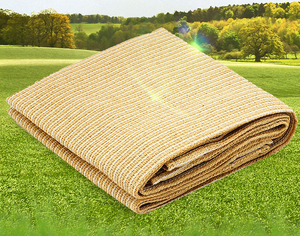 Beige Sonnenschutz netz, ein dekoratives Sonnenschutz netz für Gärten und Innenhöfe, mit aus gezeichnetem Sonnenschutz effekt.