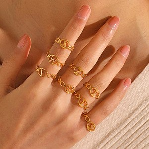 Grosir cincin alfabet insial berongga Tautan bulat berlapis emas untuk wanita cincin huruf 26 baja tahan karat