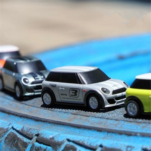 1/76ミニ電気自動車ターボレーシングRCRTR2.4G 2WD大人のクリスマスギフト用の完全比例制御LED軽自動車モデル