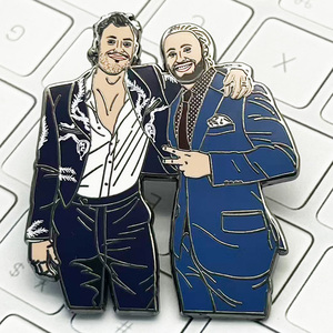 Trung Quốc Nhà sản xuất tùy chỉnh Mỹ nhân vật phim kim loại <span class=keywords><strong>pin</strong></span> phù hiệu cậu bé người đàn ông tình yêu niềm tự hào gay mềm men ve áo <span class=keywords><strong>pin</strong></span> cho người hâm mộ - Product Image 5