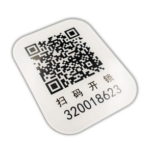 I clienti personalizzati incollano il codice bidimensionale quadrato acrilico trasparente con display con codice a barre in metallo QR code