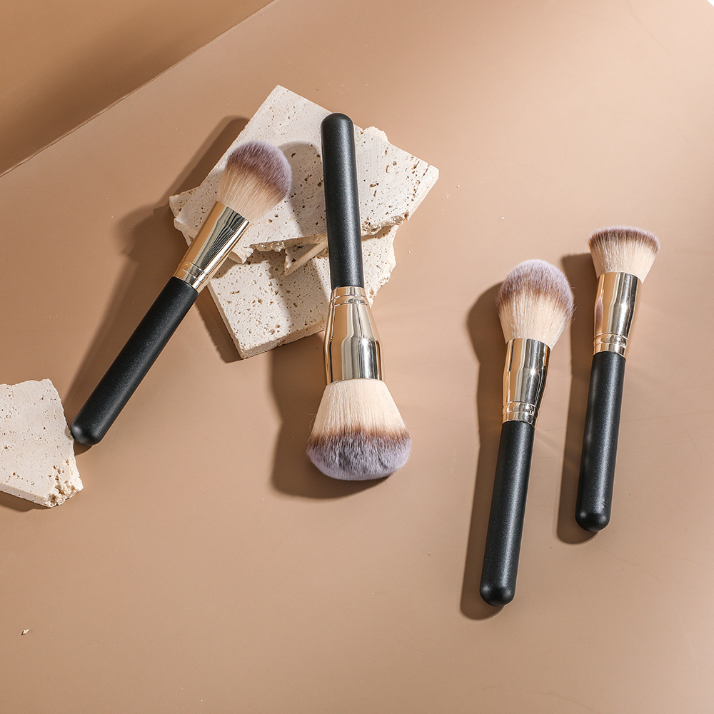 4 makeup brushes