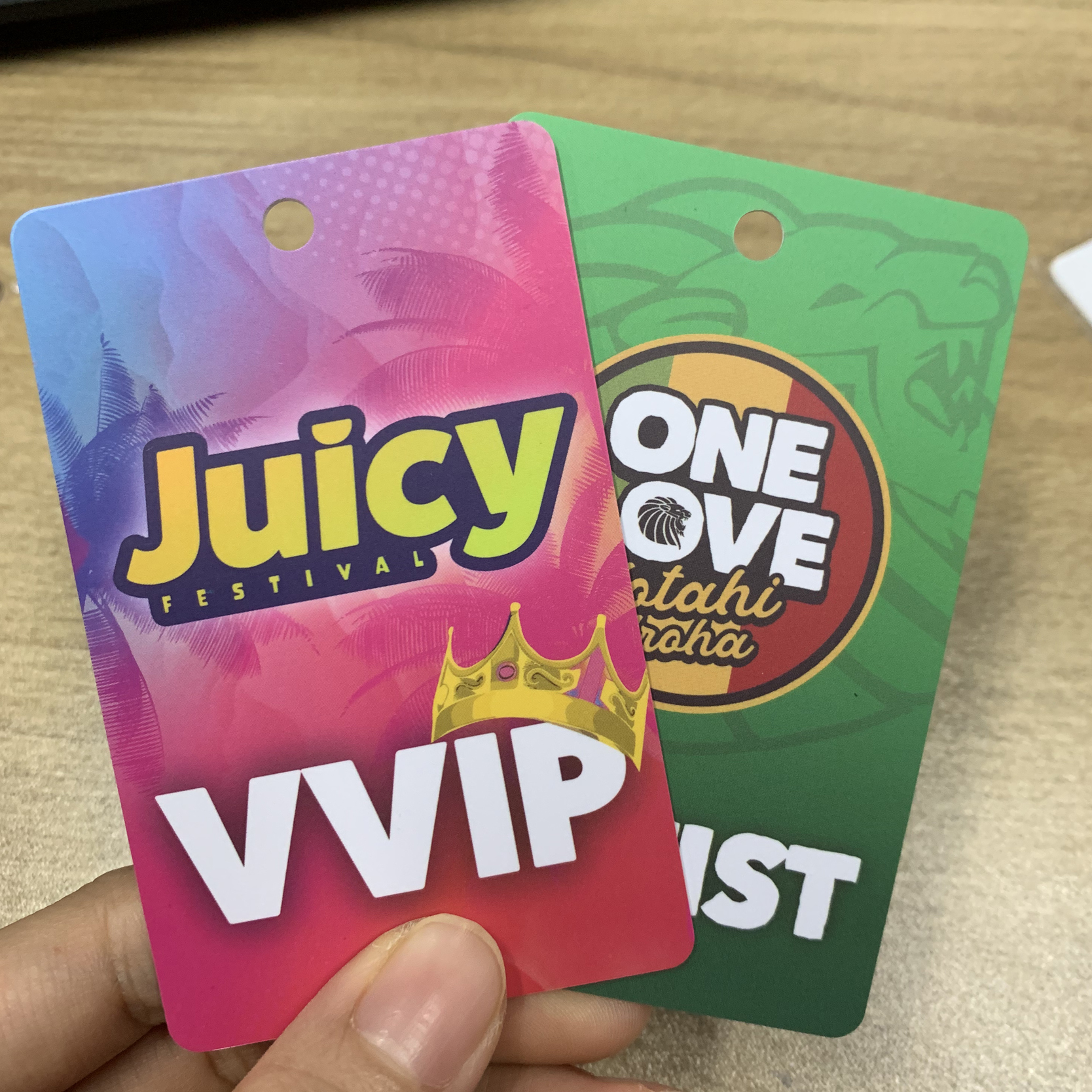 บัตรวีไอพีที่มีรูเจาะ
