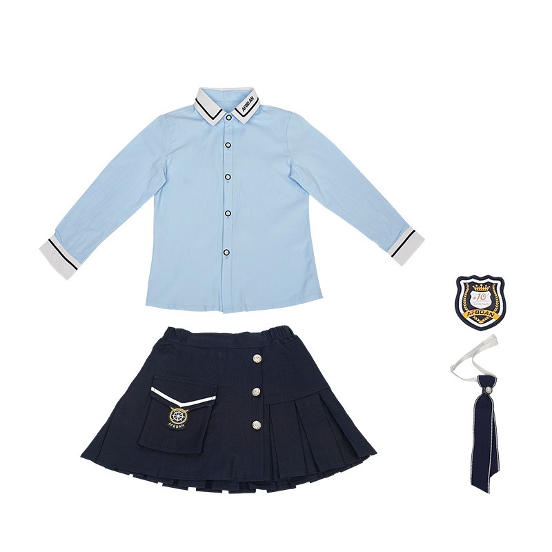 Chemise bleue + jupe à poches + nœud papillon bleu + badge