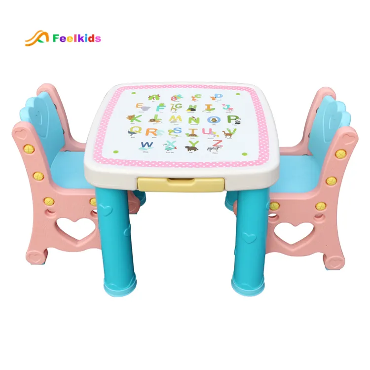 Los niños en edad preescolar de silla de niños comedor escritorio y silla conjunto