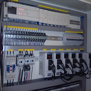 Kunden spezifischer SPS-Schalt schrank mit Touchscreen-Wechselrichter-Programmier design zur Steuerung des elektrischen Verteiler schranks - Product Image 4