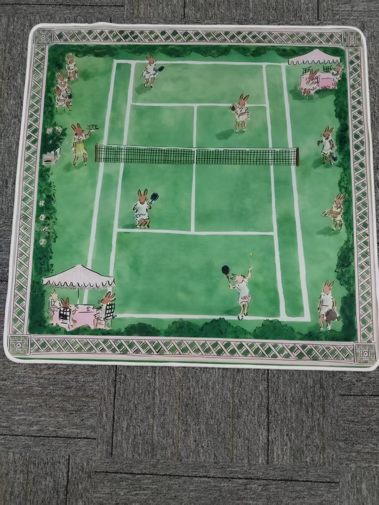 Imprimé lapin de court de tennis en herbe verte