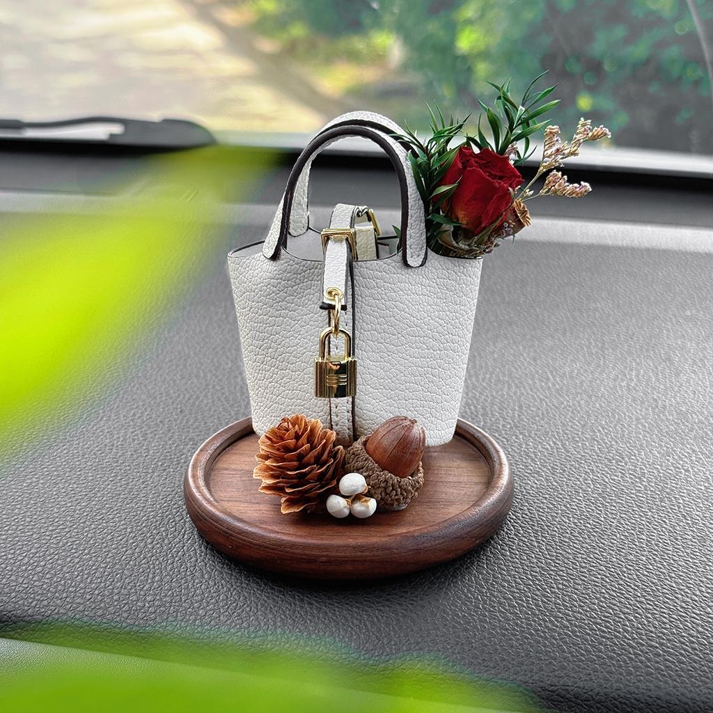 White handbag + red roses