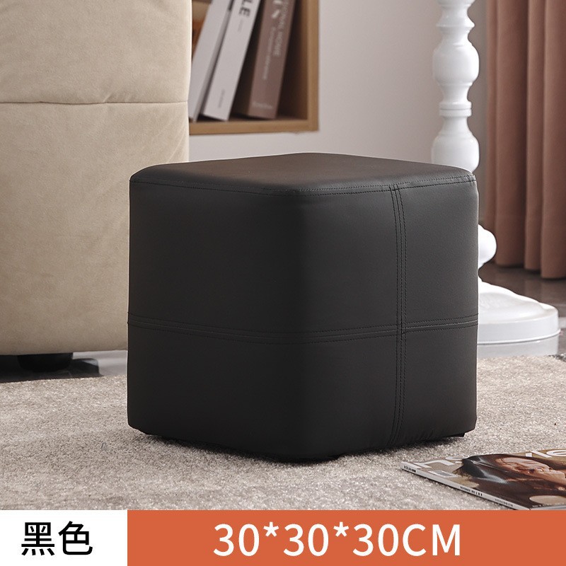 Noir avec un design de couture minimaliste