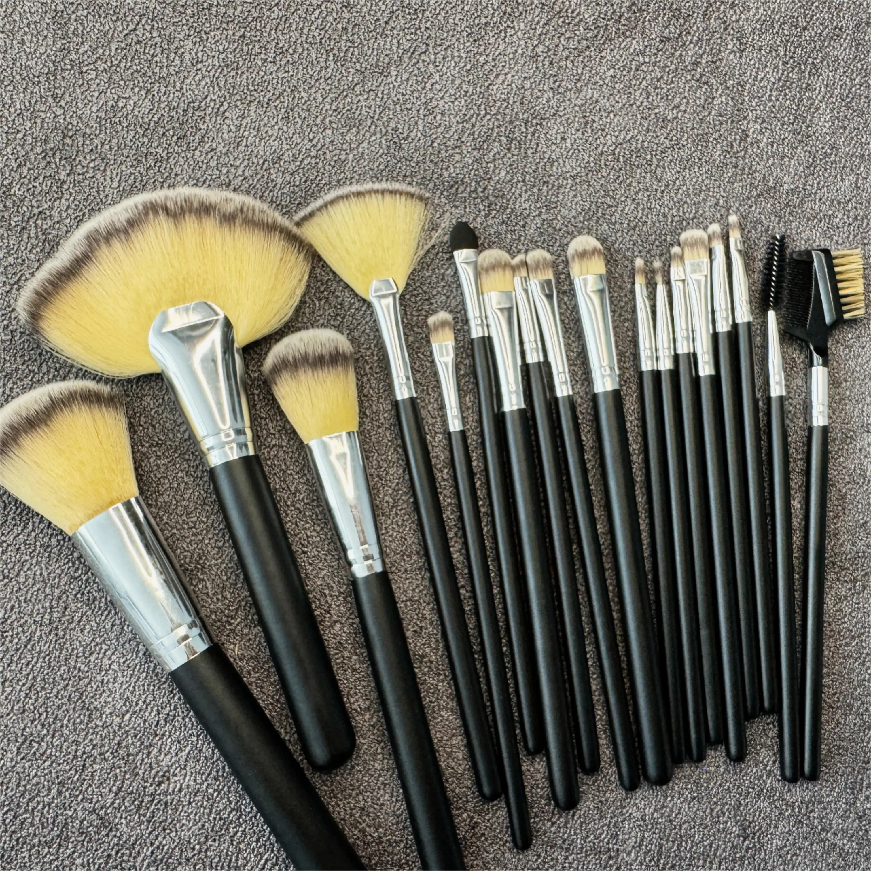 Nouveau design multifonctionnel jaune cheveux synthétiques 16 pièces outils de maquillage pinceaux de maquillage ensemble pour débutants