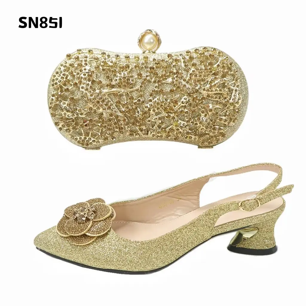 Scarpe da festa eleganti con tacco basso in oro di alta qualità abbinate a scarpe da sposa e set di borse per il matrimonio