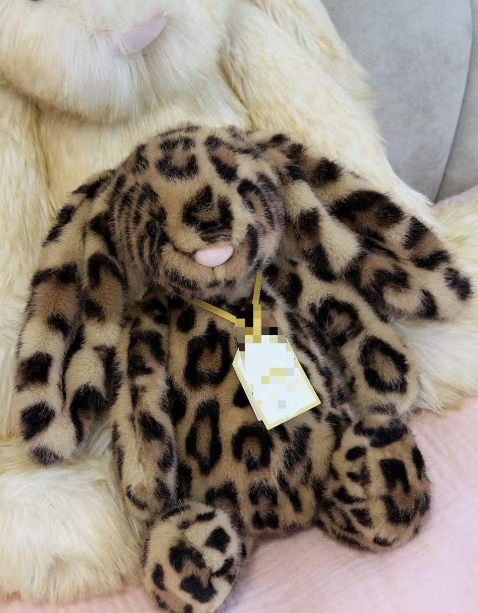 Conejo gris con estampado de leopardo